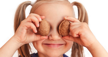 Dívka se dvěma vlašskými ořechy na očích.