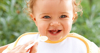 Jak naučit dítě jíst lžičkou?