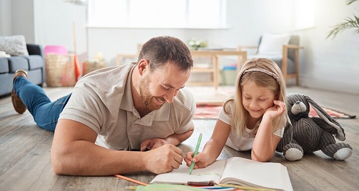 Dospělý a dítě si společně kreslí jako podpora řečového vývoje předškoláků.