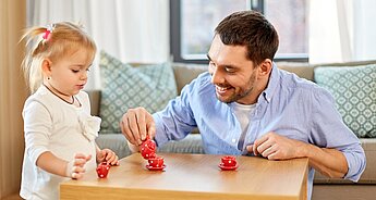 Otec si hraje s dcerou na kavarnu