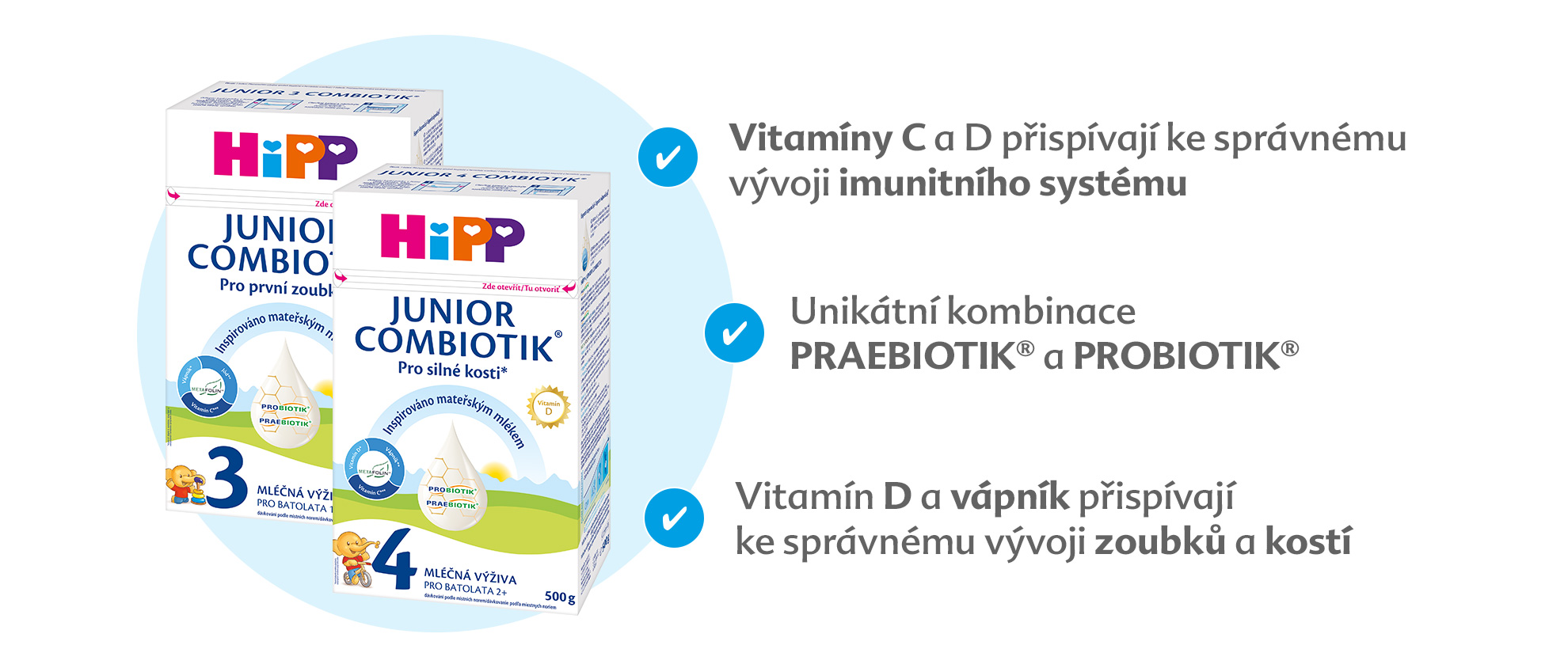 Tři krabice výrobku s názvem "Junior Combiotik" s etiketami v cizím jazyce a třemi zdůrazněnými klíčovými vlastnostmi: přítomností vitaminu D, jedinečnou kombinací prebiotik a významem těchto složek pro zdravý imunitní systém.