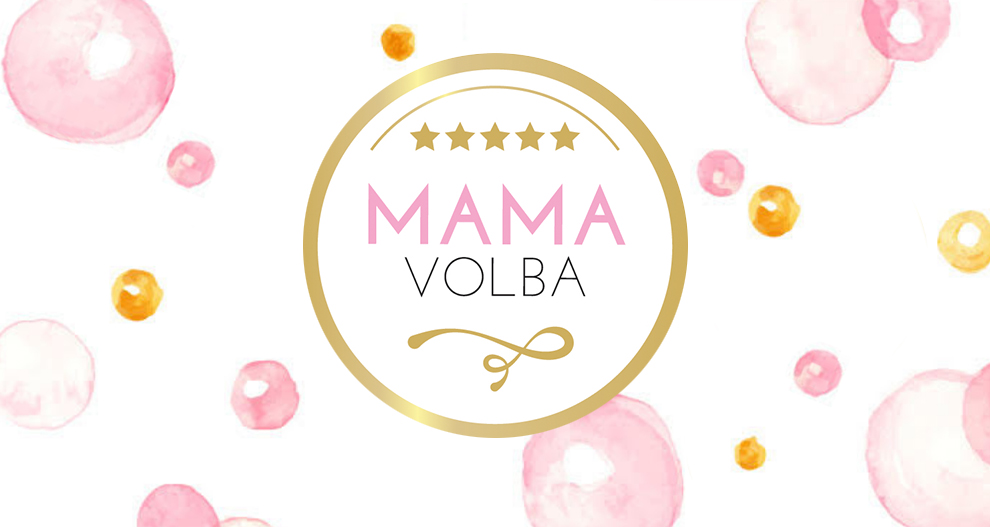 Na bílém pozadí je zlatý oválný emblém s textem "MAMA VOLBA" a pěti zlatými hvězdami.