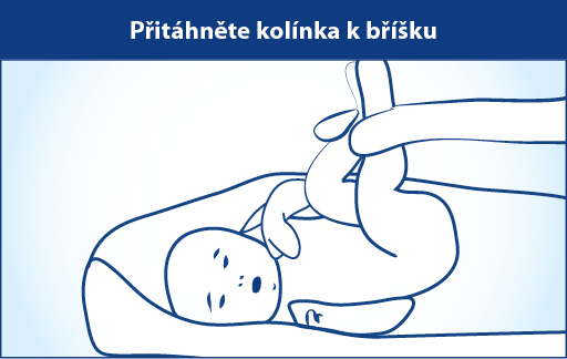 Ruka jemně uchopí dětskou nohu.