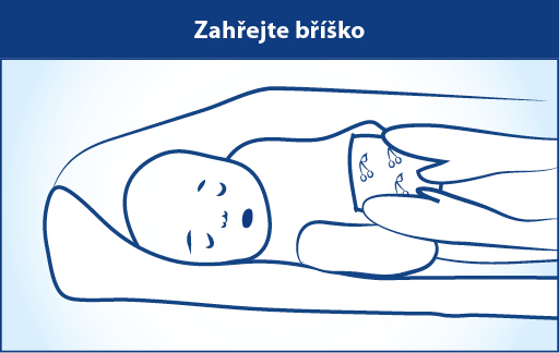 Dítě spí na posteli.