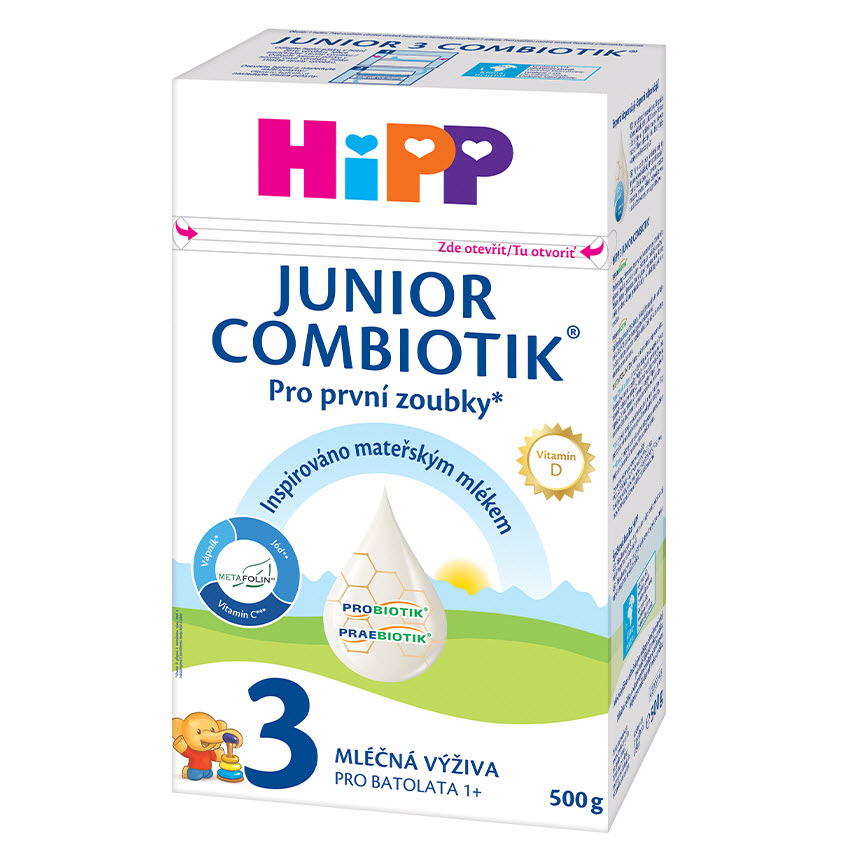 Krabice kojenecké výživy Hipp Junior Combiotik Stage 3 o hmotnosti 500 g s kresleným medvídkem a etiketami s probiotiky, prebiotiky, vitaminem D a dalšími živinami.