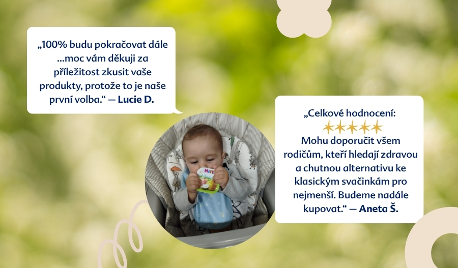 Dítě sedí na vysoké židli, v ruce drží barevné kousátko a vpravo jsou dva citáty v cizím jazyce.