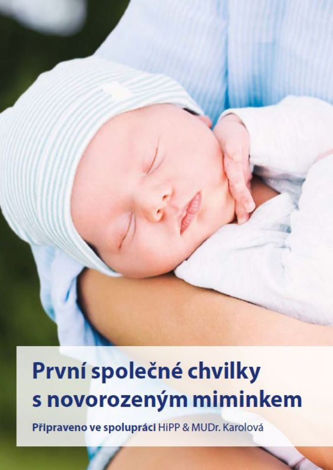 Detailní záběr na obličej dítěte v pruhované čepici s překryvným textem v cizím jazyce.