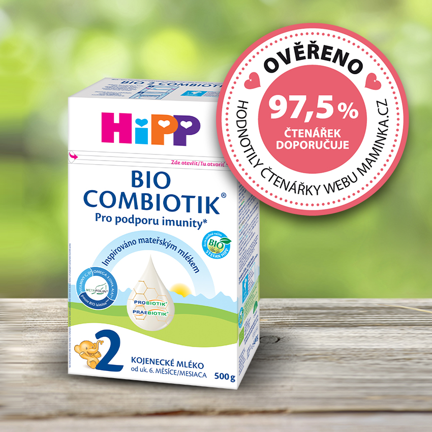 Na dřevěném podkladu s rozmazaným zeleným pozadím je zobrazena krabice kojenecké výživy Hipp, 2. stupeň, s odznakem 97,5% spokojenosti zákazníků.