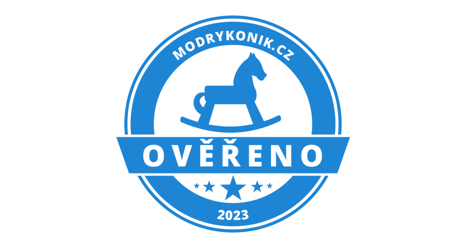 Kruhový odznak se siluetou houpacího koně, nápisem "OVERENO" a letopočtem "2023".