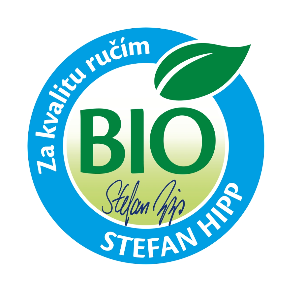 Kruhové logo s nápisem "bio" uprostřed, obklopené modrým kruhem, se zeleným listem v pravém horním rohu a nápisy "za kvalitu rucim" a "stefan hipp" kolem loga.