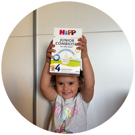 Malé dítě drží krabici s kojeneckou výživou Hipp Junior Combiotic Stage 4.