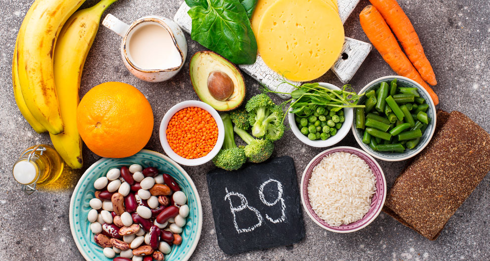 Various foods rich in vitamin B9 are displayed.